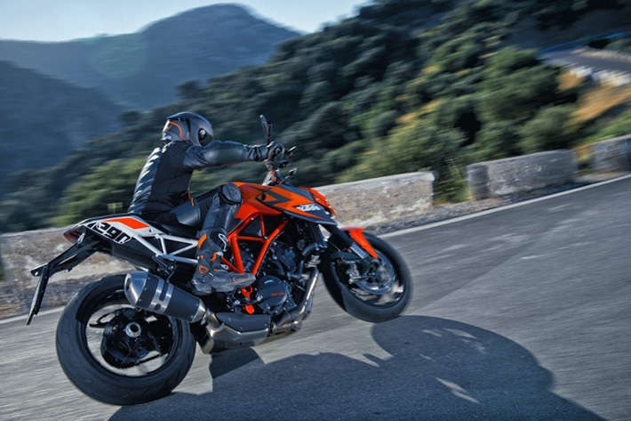 66697 1290 SUPER DUKE R Action