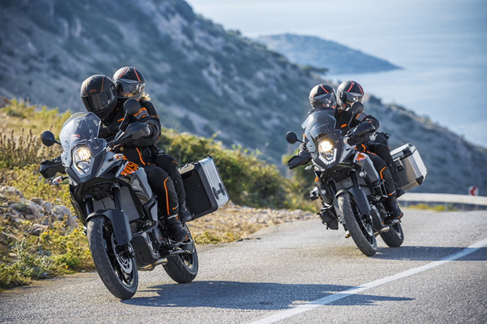 70683 1050 Adventure MY 2015 Action