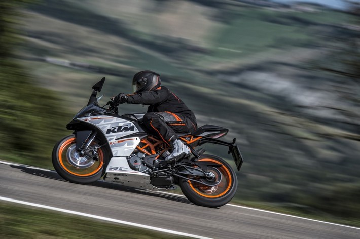 92533 KTM RC 390 Action 1024